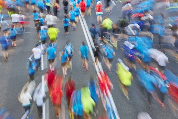 Běžci jsou na ulici. Sportovci v pohybu. Městská soutěž. — Stock fotografie