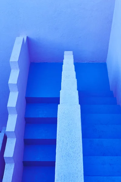 Escalier géométrique du bâtiment. Le mur rouge, La manzanera. Espagne — Photo