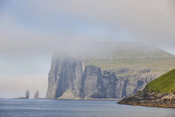 Faroe Adaları sahil şeridi kayalıkları manzarası. Yükselen og kelling stac — Stok fotoğraf