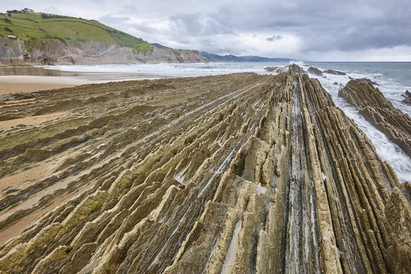 Flysch dramatische felsformation kantabrisches meer in zumaia, euskadi — Stockfoto