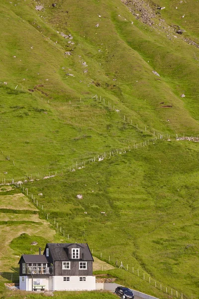 Faeröer eilanden groen landschap met traditionele zwarte houten ho — Stockfoto