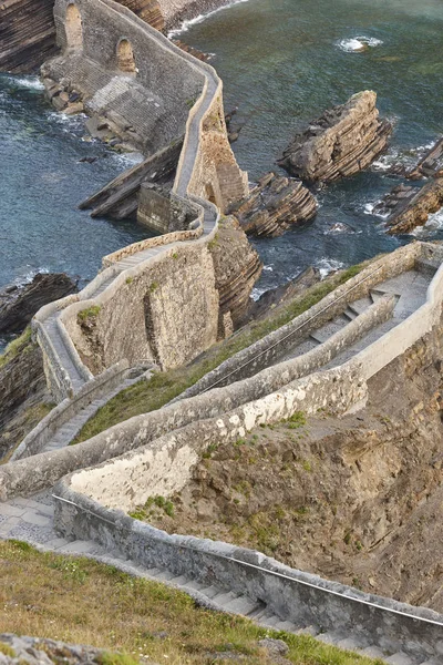 Sunset costa dramática en España. San Juan de Gaztelugatxe — Foto de Stock