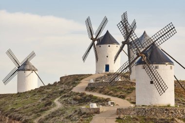 İspanya'da geleneksel antika yel değirmenleri. Toledo
