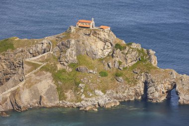 Bask kırsalındaki San Juan de Gaztelugatxe kilisesi. Spa