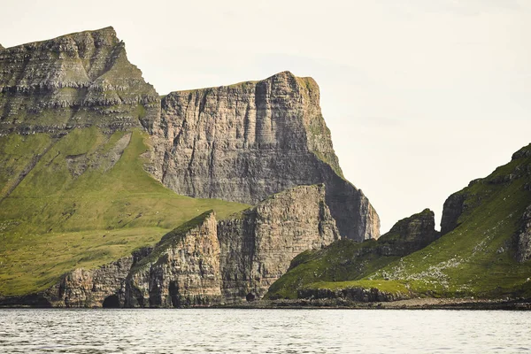 Islas Feroe acantilados en el océano atlántico al atardecer. Vista panorámica —  Fotos de Stock