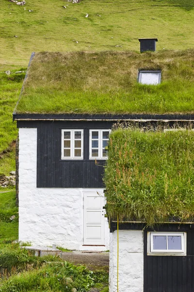 Siyah ahşap cepheli geleneksel faroe adaları çim evler — Stok fotoğraf