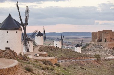 İspanya'da gün batımında geleneksel antika yel değirmenleri. Consuegra, Tol