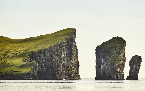 Faeröer eilanden kliffen op de Atlantische oceaan bij zonsondergang. Scenic view — Stockfoto