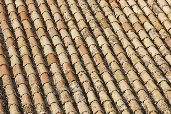 伝統的な粘土セラミック材料タイル屋根。建築物 — ストック写真