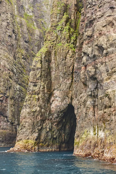 Stunning stone cliffs and caves. Atlantic ocean, Faroe islands. — Stock Photo, Image