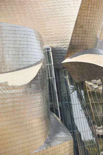 Bilbao centro Guggenheim museo fachada metálica de titanio. Tour — Foto de Stock