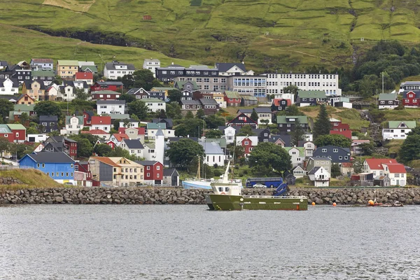 Pittoreska färgglada byn Vestmanna i Feroe öar. Denm — Stockfoto