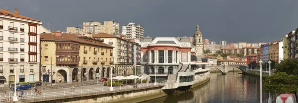 Panoramablick auf die traditionelle spanische Stadt mit Fluss. Bilbao, s — Stockfoto