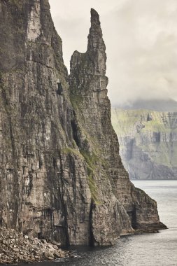 Faroe adaları, Sandavagur yığını. Vagar isl içinde Trollkonufingur