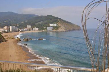 Bakio İspanyol geleneksel bask sahil şeridi ülke plaj. Spa