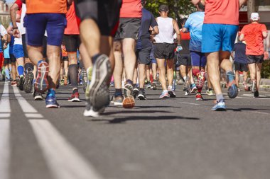 Maraton koşucuları sokakta. Sağlıklı yaşam tarzı. Şehirli atlet