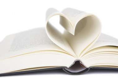 Kalp şeklinde sayfaları olan açık bir kitap. Okuma aşkı