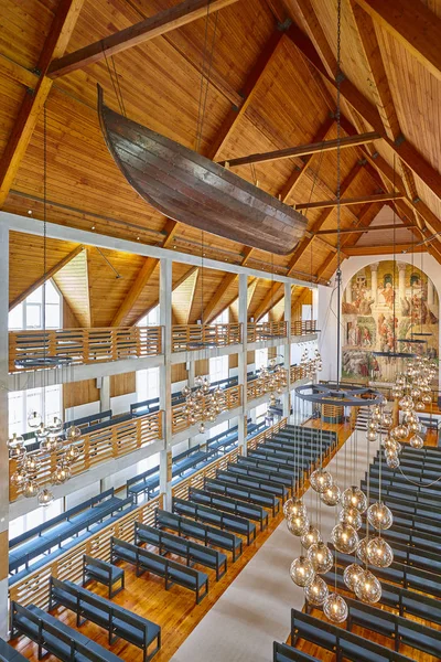 克拉克斯维克教堂内部有木制屋顶，渔船。法罗群岛 — 图库照片
