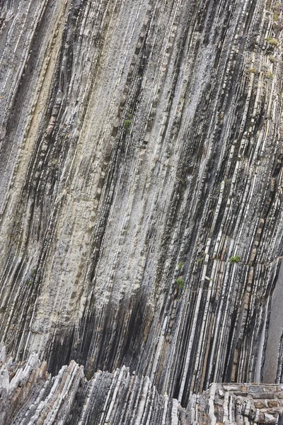 Flysch drammatica formazione rocciosa Costa cantabrica a Zumaia, Eu — Foto Stock