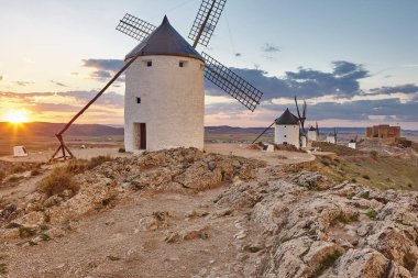 İspanya'da gün batımında geleneksel antika yel değirmenleri. Consuegra, Tol