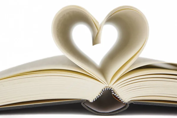 Otwarta książka z kartkami w kształcie serca. Miłość do czytania — Zdjęcie stockowe