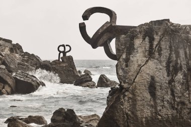 Donostia kıyı şeridi dönüm noktası kaya oluşumları. Peine del Viento. S