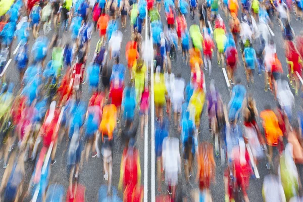 Corredores en la calle. Atletas en movimiento. Competencia urbana . — Foto de Stock