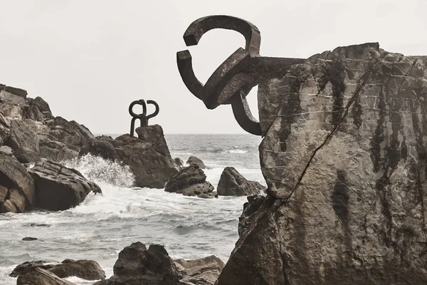 Formaciones rocosas emblemáticas de la costa de Donostia. Peine del viento. S — Foto de Stock