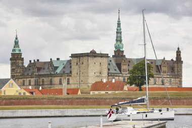 Kronborg Helsingor kale tahkimatı ve yelkenli. Danimarka