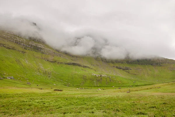 Зеленый Горный Ландшафт Туманный День Фарерских Островах Микладалур — стоковое фото