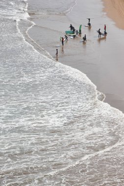 İspanyol sahil şeridinde sörfçüler. Bask bölgesindeki Sopelana plajı.