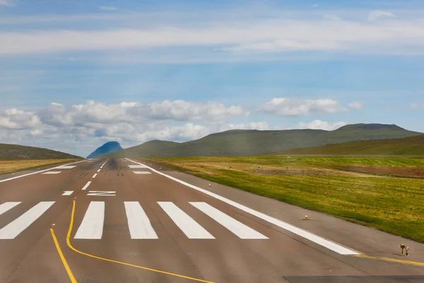 Vliegveld Start Landingsbaan Omgeven Door Bergen Faeröer Eilanden Europa — Stockfoto