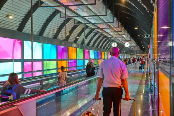 Passarela Movendo Aeroporto Moderno Interior Com Viajantes Sala Corredor Transporte — Fotografia de Stock