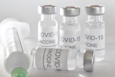 Covid-19 aşı tüpleri. Coronavirus salgını enfeksiyonu. Küresel önleme aşısı