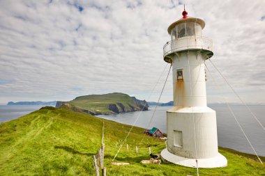 Faroe adalarındaki deniz fenerleri ve uçurumlar. Yürüyüş simgesi. Danimarka