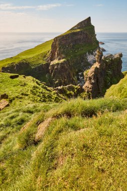 Faroe adalarındaki deniz fenerleri ve uçurumlar. Yürüyüş vurgusu. Danimarka