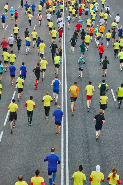 Sokaktaki Maraton Koşucuları Sağlıklı Bir Yaşam Tarzı Şehir Sporcuları Dikey — Stok fotoğraf