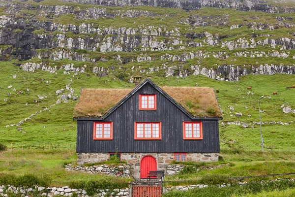 Traditional Picturesque Faroe Islands Black Wooden House Green Roof — Stock Photo, Image