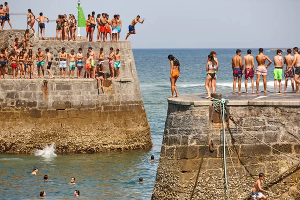 Подростки Прыгают Воду Fun Time Sea — стоковое фото