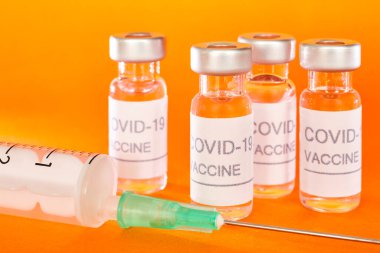 Covid-19 aşı tüpleri. Coronavirus salgını enfeksiyonu. Küresel önleme aşısı