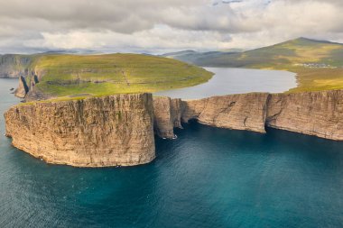 Faroe Adaları helikopterden Vagar 'daki dramatik kıyı şeridi. Leitisvatn Gölü