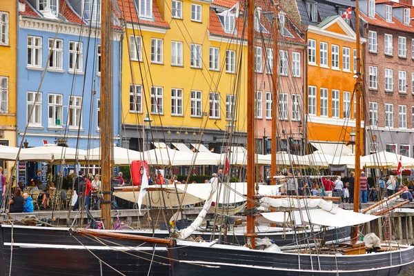 哥本哈根市中心传统的彩色立面 Nyhavn地区丹麦 — 图库照片