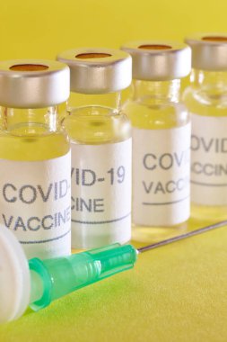 Covid-19 aşı şişesi. Coronavirus salgını enfeksiyonu. Küresel önleme aşısı