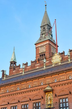 Kopenhag şehir merkezindeki Radhus belediye saat kulesi. Danimarka