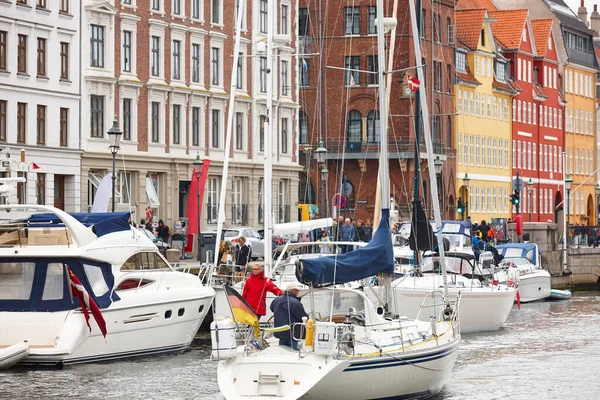 哥本哈根运河传统的彩色立面和Yatches — 图库照片
