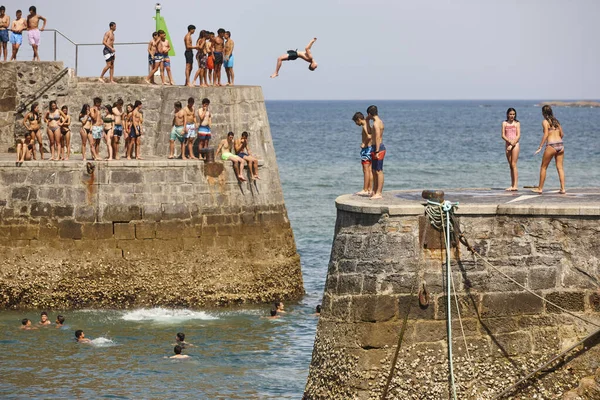 Teenager Springen Ins Wasser Spaß Meer — Stockfoto