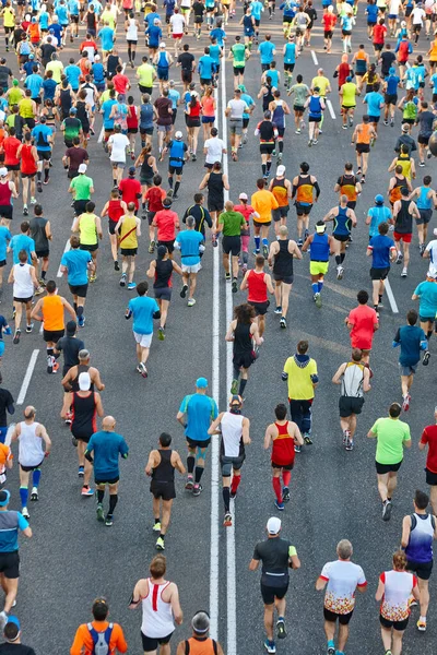 路上でランナー 運動中のアスリート 都市競争 — ストック写真