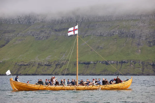Traditioneel Faroese Houten Schip Met Paddlers Fjord Faeröer — Stockfoto
