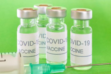 Covid-19 aşı tüpleri. Coronavirus salgını enfeksiyonu. Küresel önleme aşısı