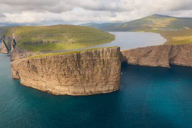 Faroe Adaları helikopterden Vagar 'daki dramatik kıyı şeridi. Leitisvatn Gölü